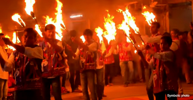 Youth play unique ‘Mashaal Raas’ in a burning fire