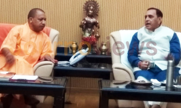 CM reached Lucknow to invite Yogi Adityanath