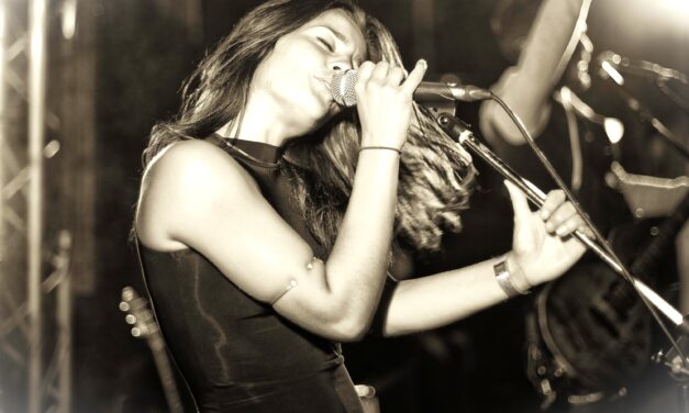 French Singer Kelly ou moi Set for A’bad Performance